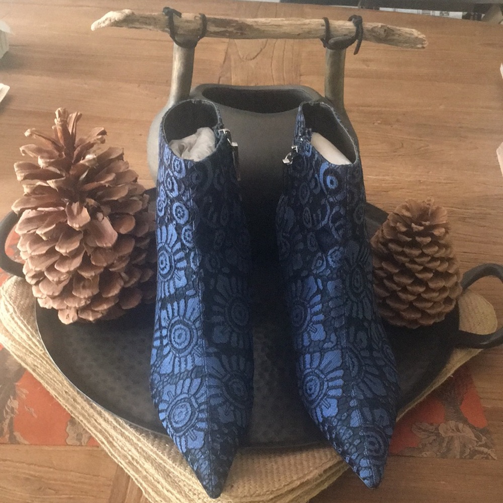 Zara Woman Brocade booties. Worn once. Black/ Royal Blue